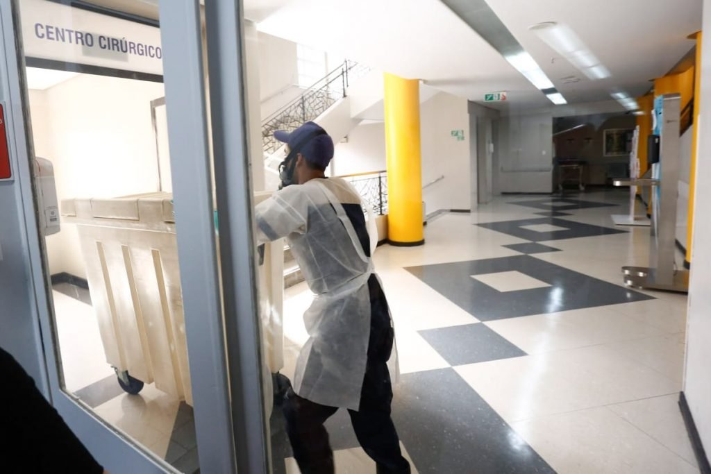 Profissional leva insumos para centro cirúrgico do Hospital Geral de Goiânia, que parou de internar pacientes com Covid, em Goiás