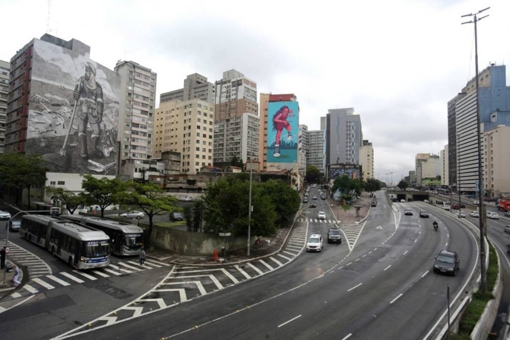 pintura feita com cinzas das queimadas homenageia brigadistas do Brasil em São Paulo