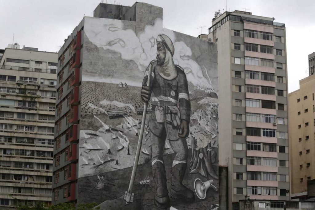 pintura feita com cinzas das queimadas homenageia brigadistas do Brasil em São Paulo