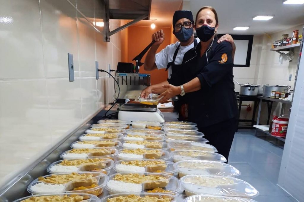 Ana Toscano peparando marmitas congeladas