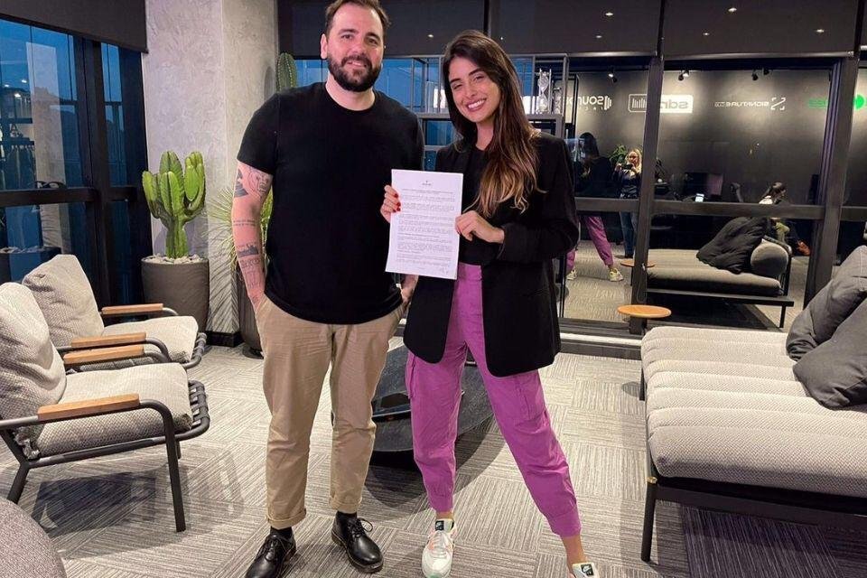 Letícia Almeida assina contrato com a Sounder