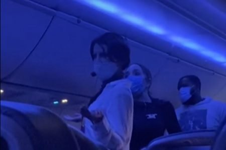 Passageira usa microfone para falar sobre pandemia em avião