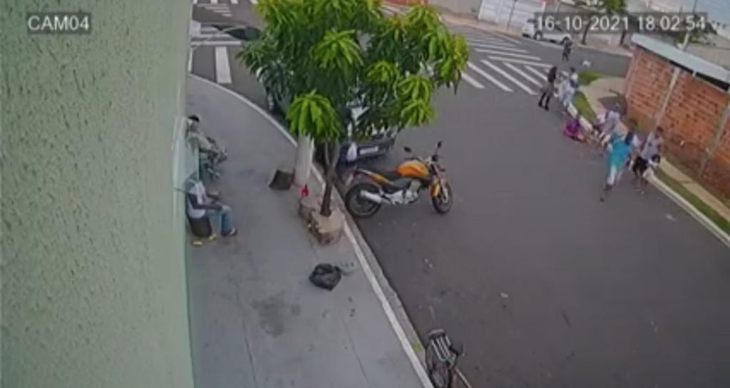 Segundo as testemunhas do acidente, o motorista parou para prestar socorro