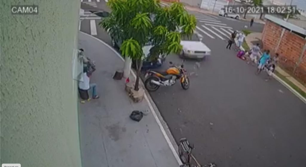 O menino de dois anos estava em frente ao carro estacionado e depois corre em direção à rua