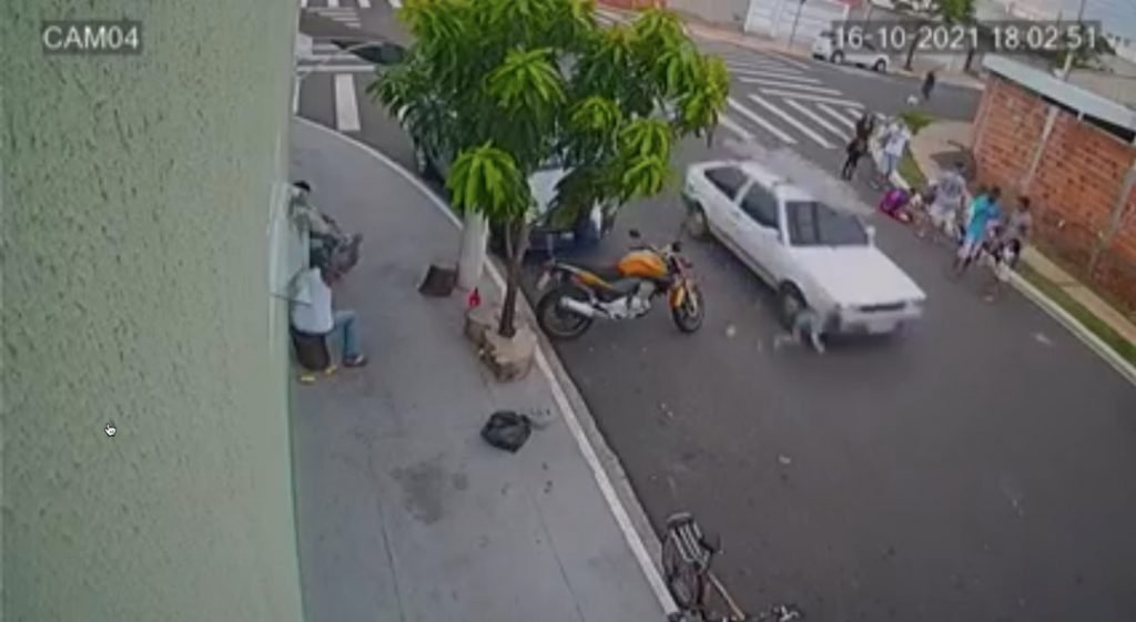 Apesar da imagem forte, o menino teve apenas ferimentos leves e não sofreu fraturas