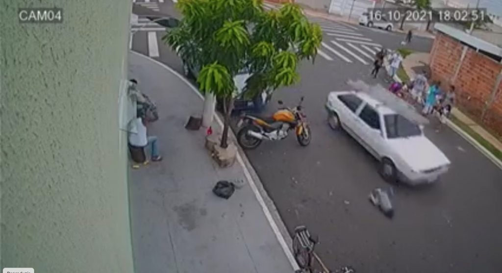 O garoto chegou a ser arremessado por alguns metros