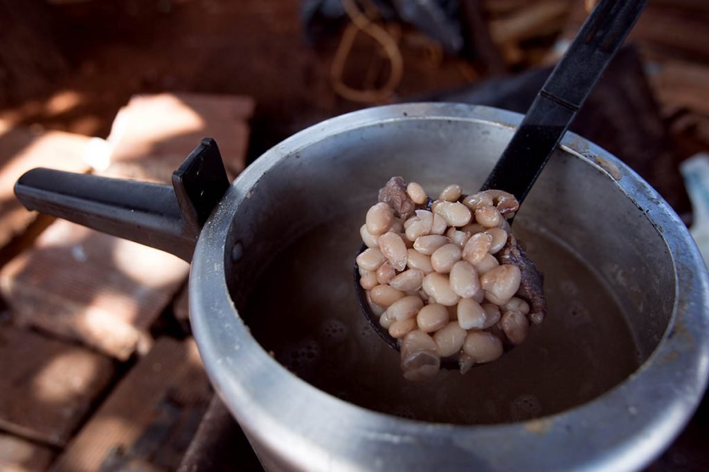 Feijao - Bolsa Familia - Gás de cozinha com preço elevado força uso de fogões improvisados