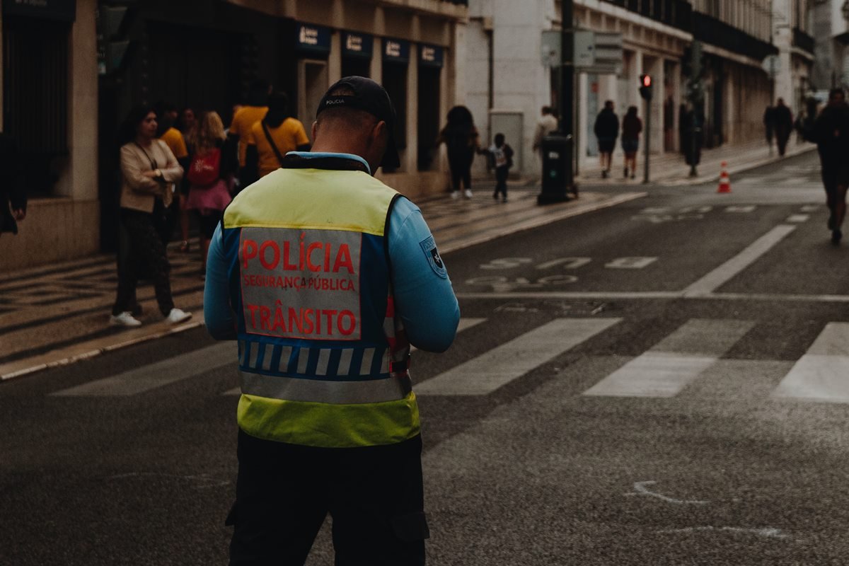 Após acidente, mulher morre no meio de avenida e ninguém oferece ajuda
