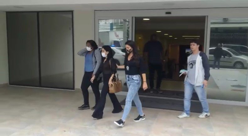 A suspeita foi presa em flagrante pela polícia na clínica onde atendia
