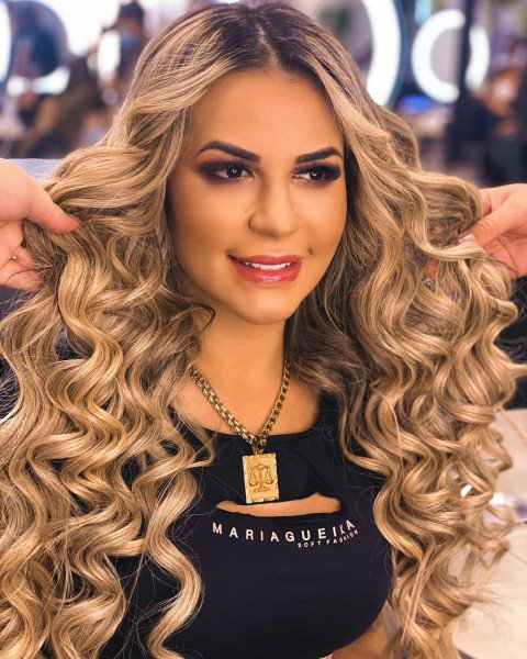 Deolane Bezerra