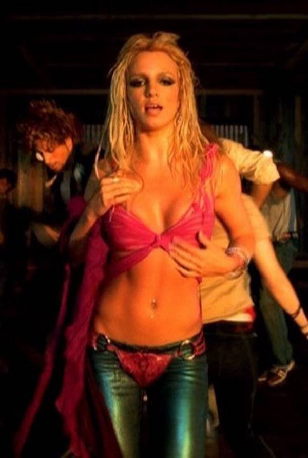 Britney Spears no clipe I'm a Slave 4 U