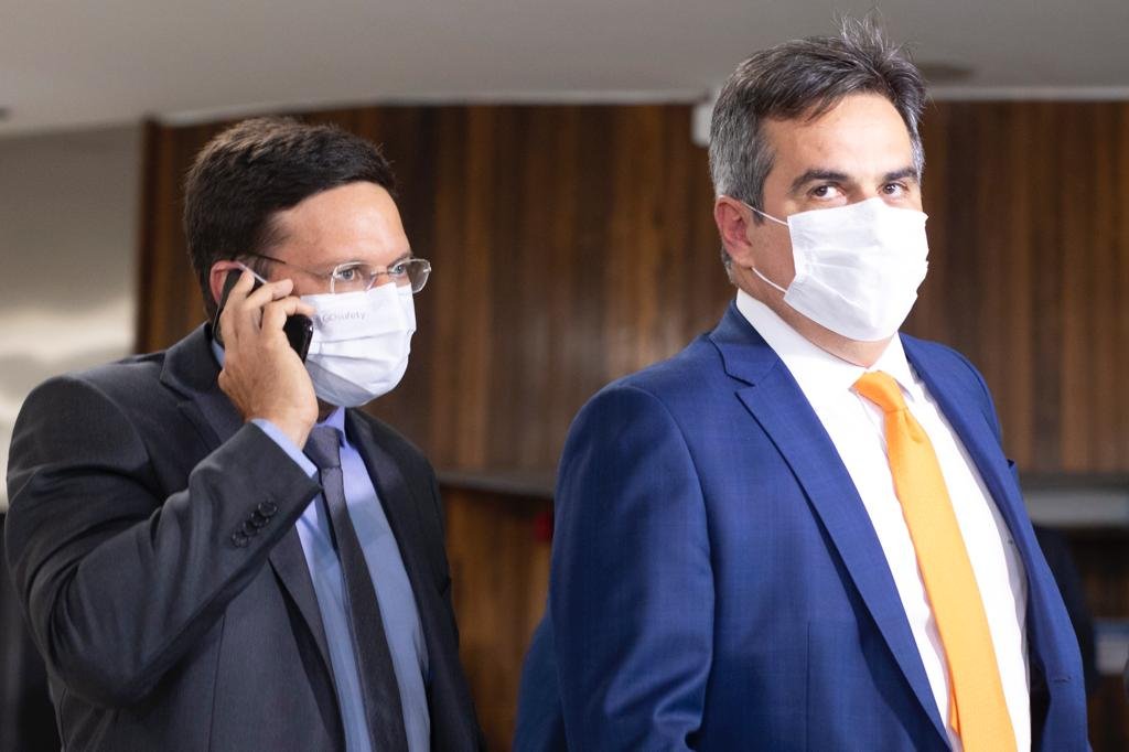 Ministro casa Civil, Ciro Nogueira e Ministro da cidadania, João Roma saindo da Câmara dos Deputados após reunião com presidente da Arthur Lira 3