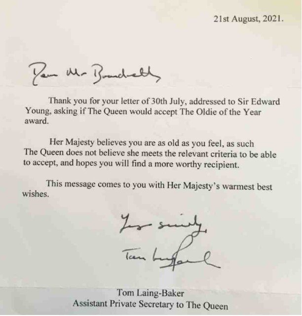Carta da rainha Elizabeth II anunciando que recusa o prêmio de idoso do ano