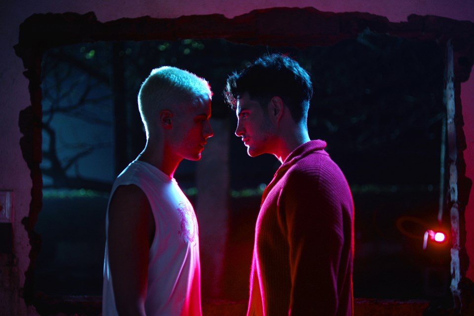 Cenas do clipe de Não Te Amo, de Jão