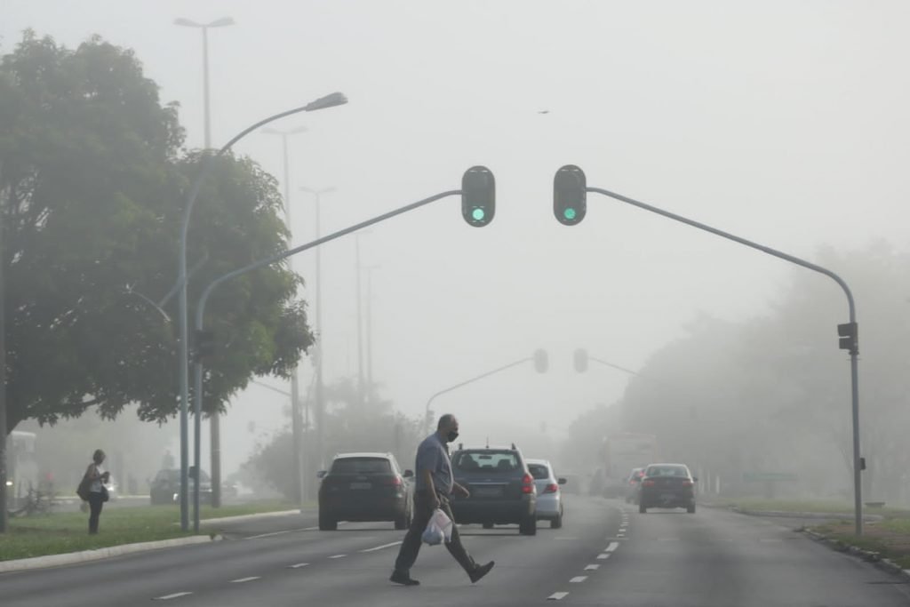 DF amanhece com céu encoberto por neblina