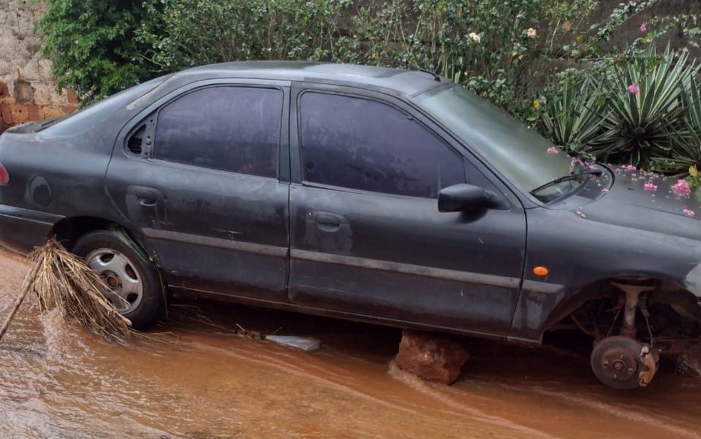 Carro onde criança ficou presa ao ser arrastada por enxurrada em Pires do Rio, Goiás