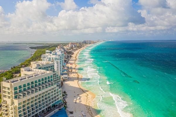 Foto colorida de praia em Cancún, México