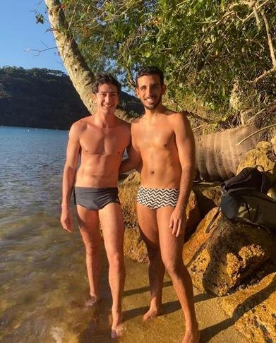 Johnny Massaro e o namorado, João