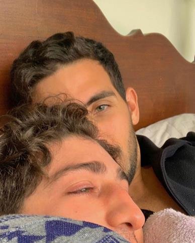 Johnny Massaro e o namorado, João