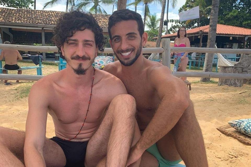 Johnny Massaro e o namorado, João