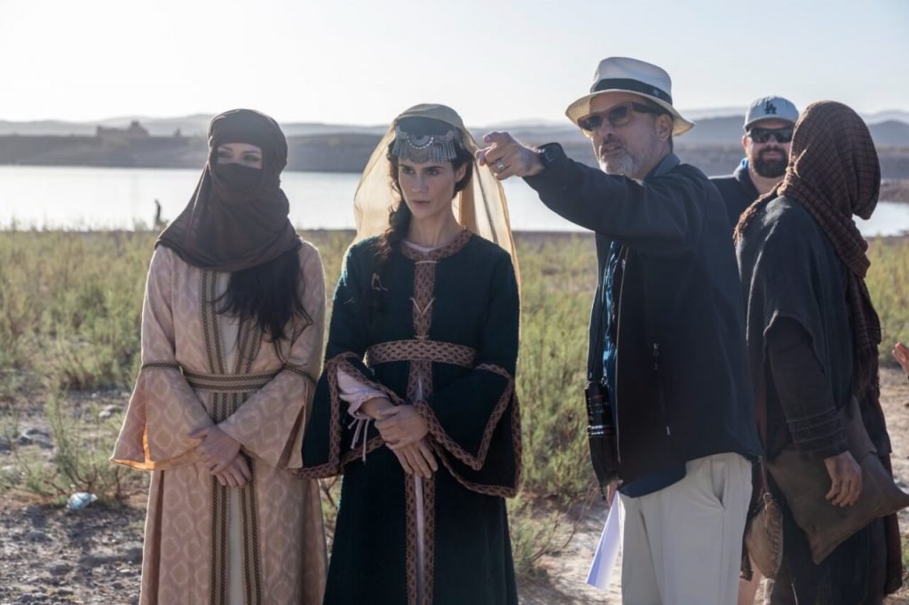 Diretor da novela Gênesis gravando