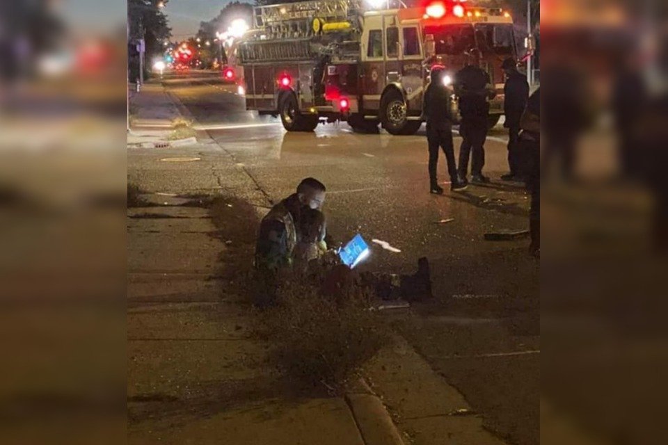 Bombeiro lê livro para confortar menina após acidente de carro