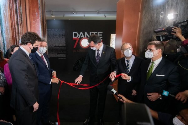 Corte da faixa de inauguração da exposição Dante 700 anos: os olhos de Beatriz