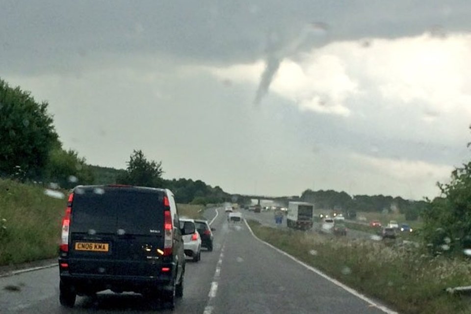 Pequeno tornado atinge cidade da Inglaterra e deixa cenário de filme de terror