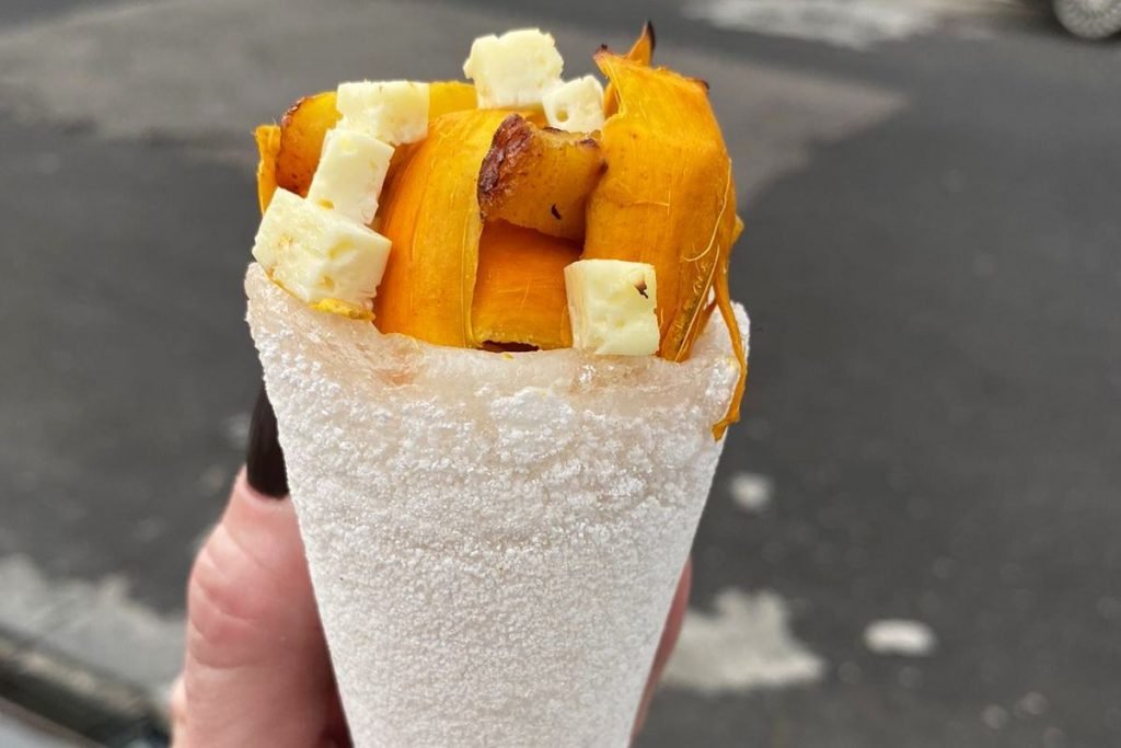 cone de tapioca com tucumã, banana da terra e queijo coalho
