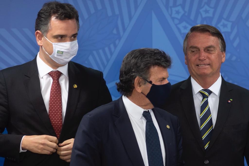 Bolsonaro, Fux e Pacheco durante Cerimônia de Sanção do Projeto de Lei que cria o Tribunal Regional Federal da 6ª Região