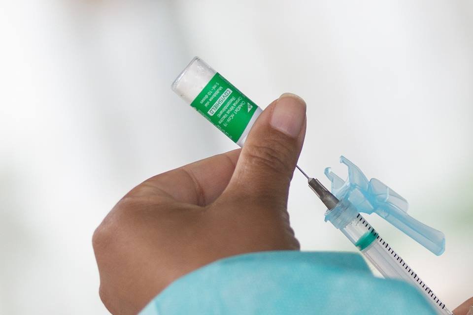 vacina é colocada em seringa covid 19