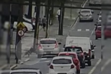Vídeo flagra atropelamento de criança na faixa de pedestre em Joinville; motorista fugiu