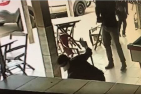 Câmera flagra sócio matando açougueiro após cobrança de R$ 300 dentro de bar