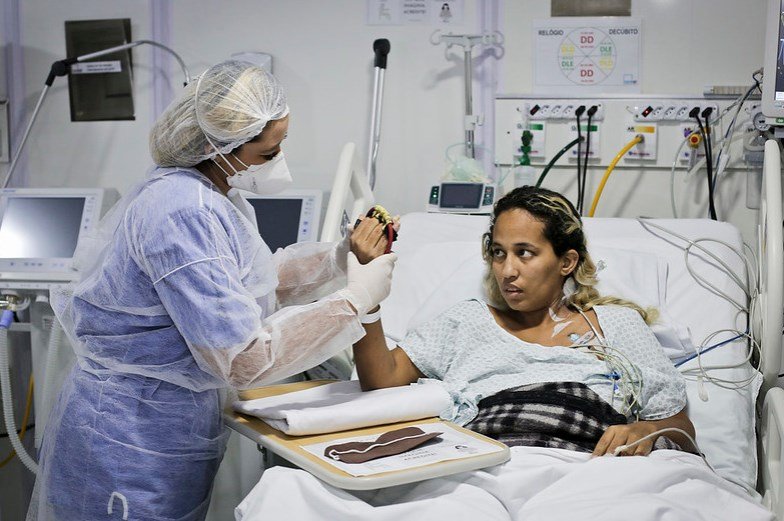 paciente com Covid-19 faz exercícios após ser extubada