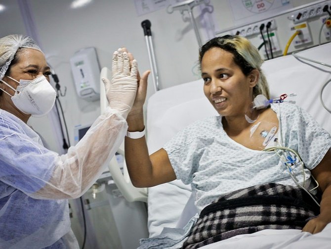 paciente com Covid-19 faz exercícios após ser extubada