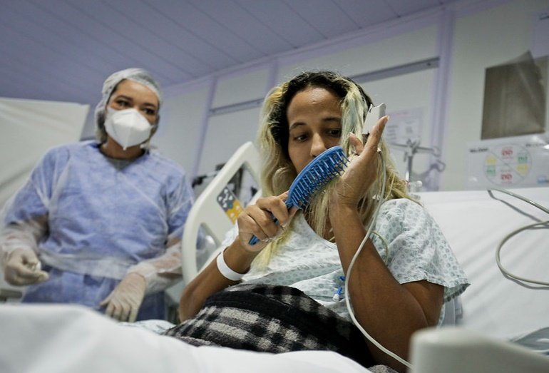 paciente com Covid-19 faz exercícios após ser extubada