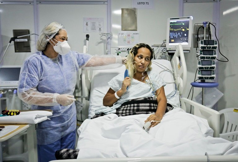 paciente com Covid-19 faz exercícios após ser extubada