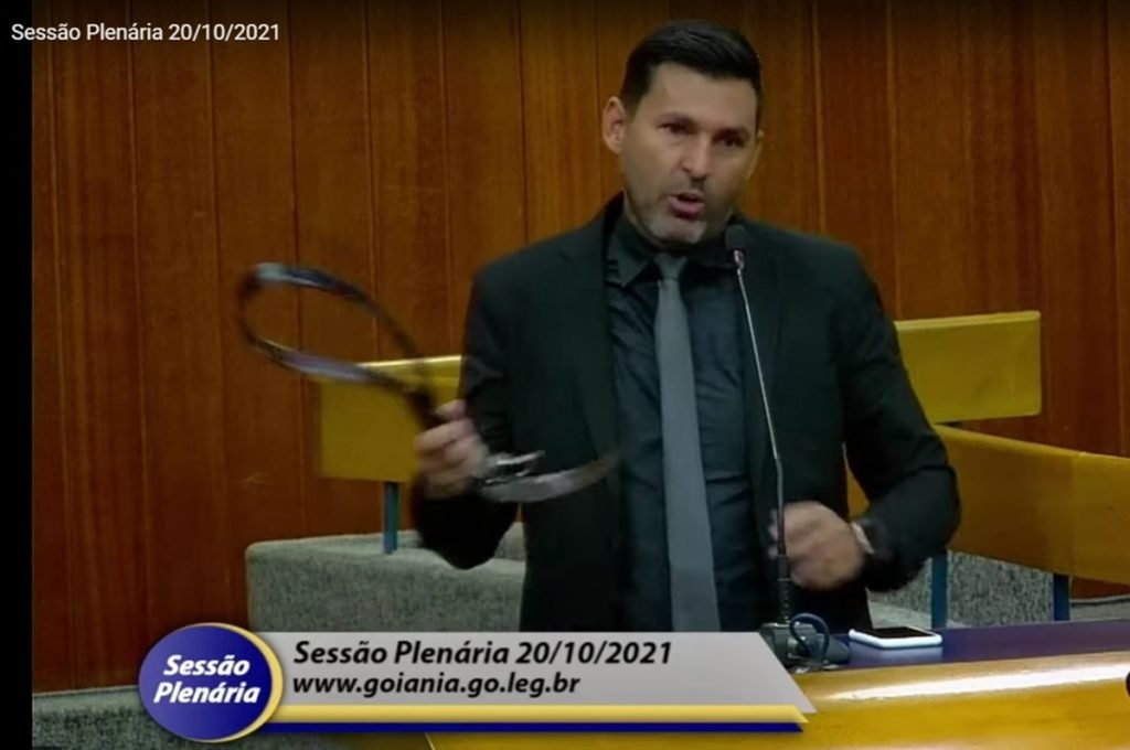 Vereador Sargento Novandir ameaça colega com surra de cinto em Goiânia