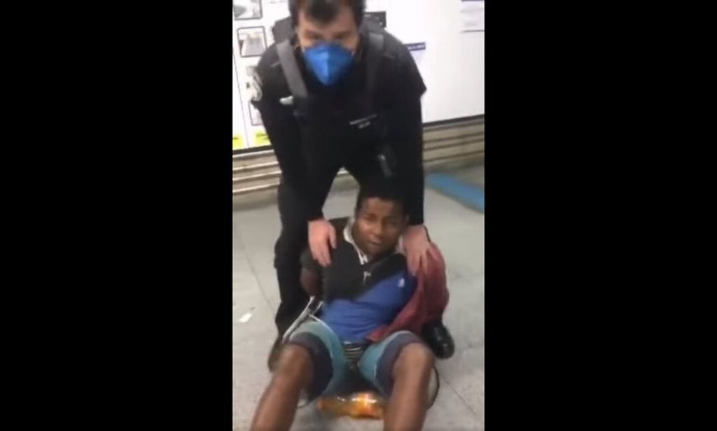 Durante a ação, este segurança alega que o homem teria cuspido nele
