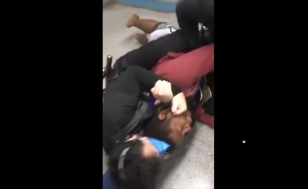 Uma mulher, que filmou a ação, pedia para que os seguranças não matassem o homem