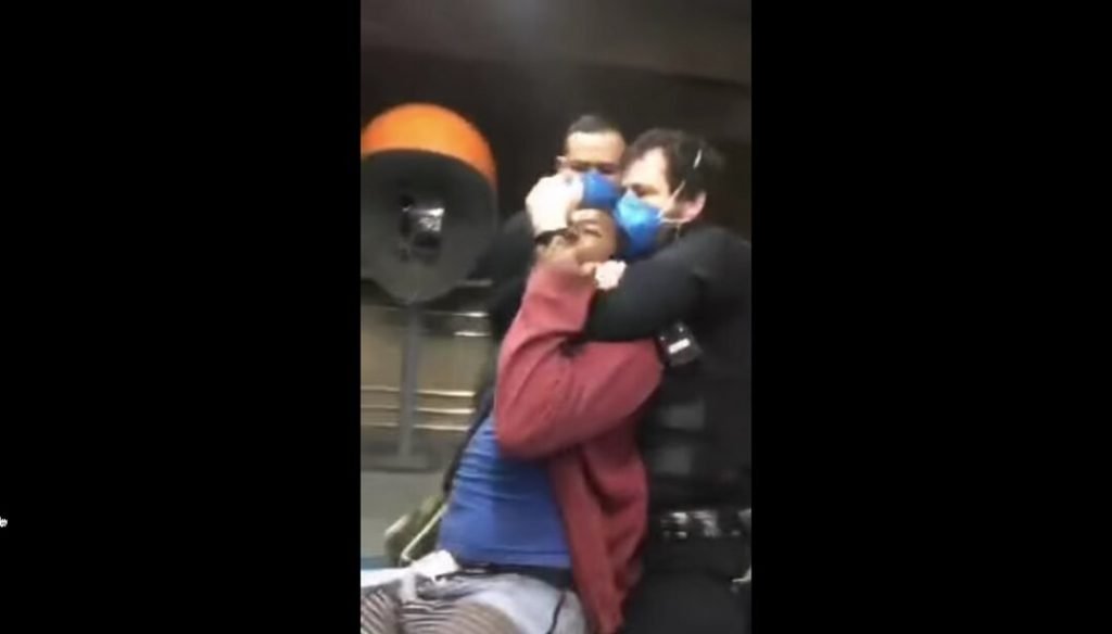 Os seguranças aplicam um mata-leão no homem e o derrubam no chão