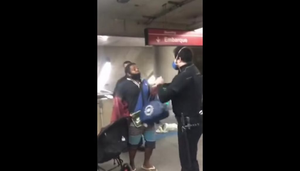 O homem de 21 anos estava com um bebê no carrinho quando foi abordado por dois seguranças do Metrô