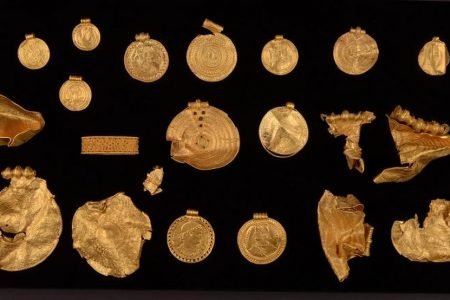 Arquéologo amador acha tesouro escondido de ao menos 1500 anos