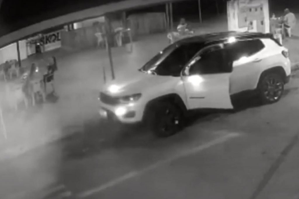 priscilla chega de carro ao bar onde ocorreu a agressão, em aruanã