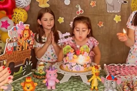 Irmãs que viralizaram no ano passado comemoram o aniversário sem brigas
