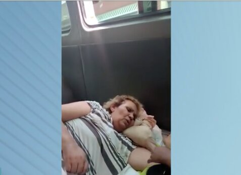 Segundo a família da mulher de 56 anos, ela esperou por duas uma ambulância e acabou sendo levada para o hospital em uma Van sem bancos