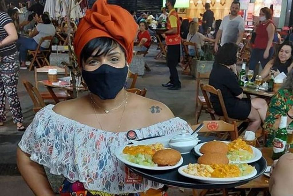 baiana com acarajé
