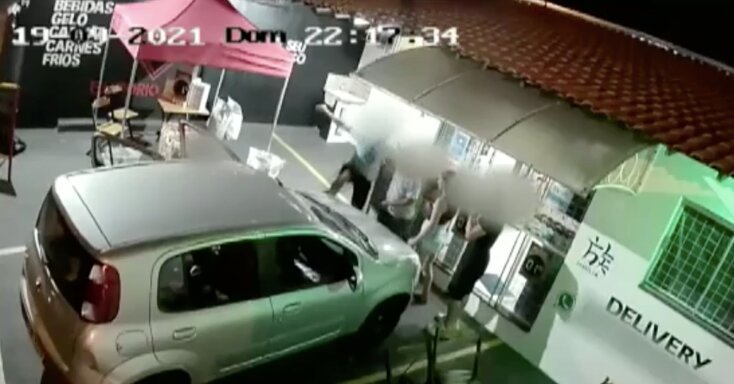 Com a mulher grávida e a filha de dois anos no chão, ele ainda dá um chute no carro e quebra o farol
