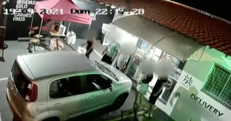 O homem de 39 anos só para as agressões quando um funcionário intervém