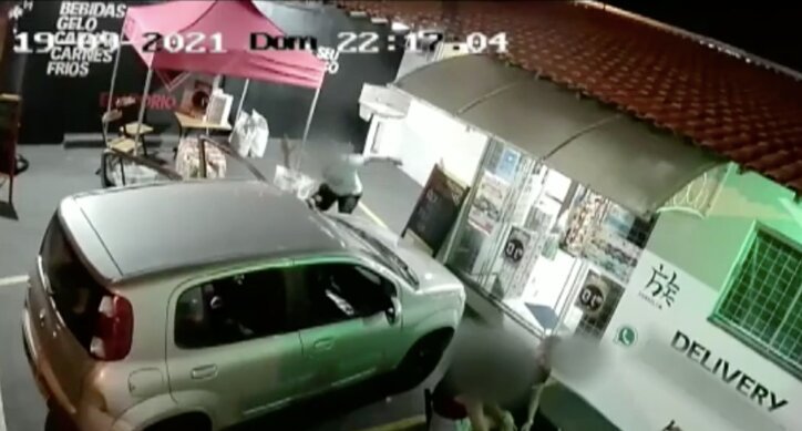 Com as duas ainda no chão, ele continua a bater